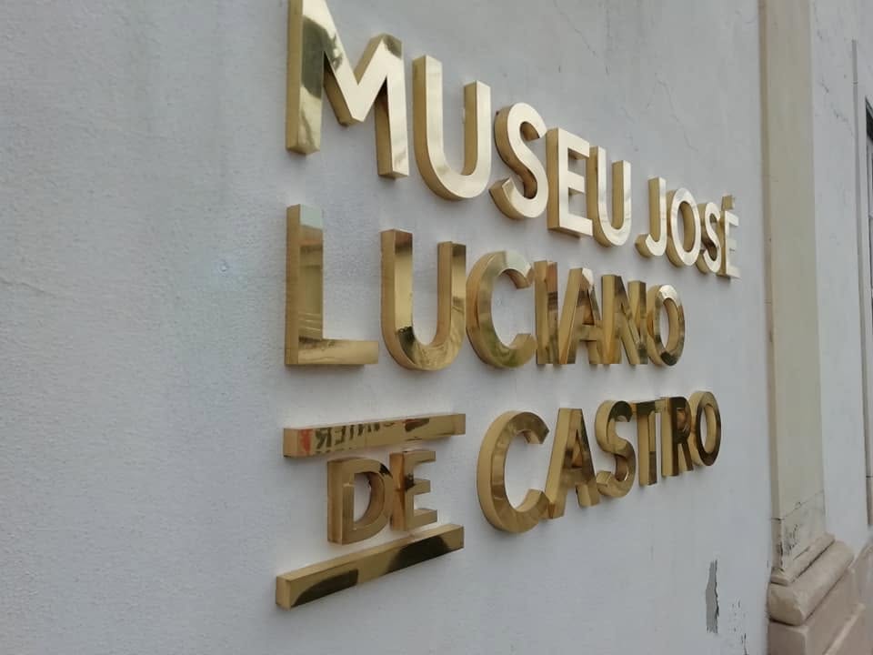 Letras de caixa em latão polido e envernizado