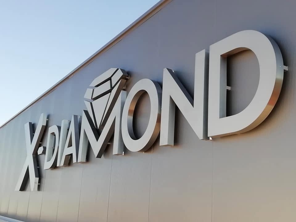 Letras monobloc em aço inox escovado ou polido com iluminação led. Letras led.