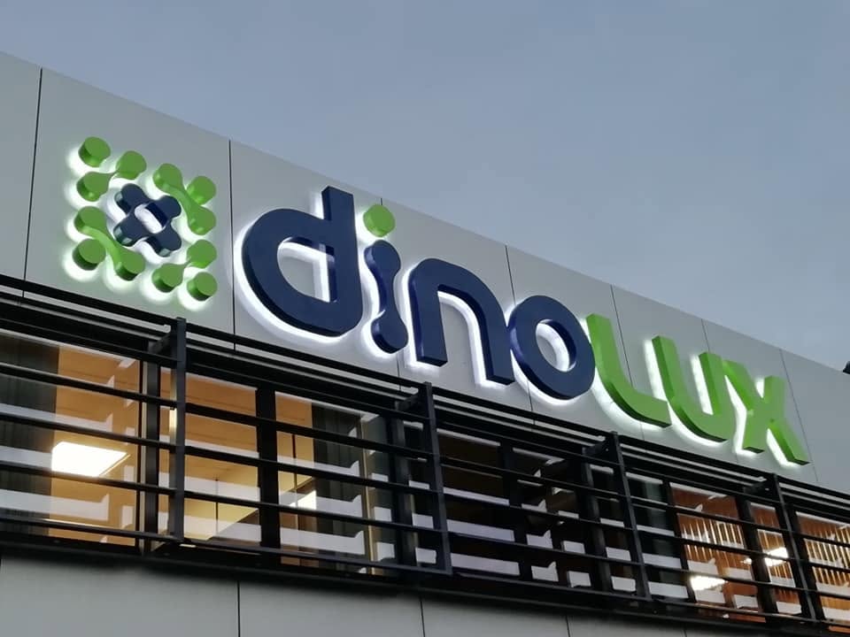 Letras de caixa ou monobloco em alumínio lacado com bases em acrilico e iluminação led verde e azul. Montagem em fachada de fábrica em Águeda