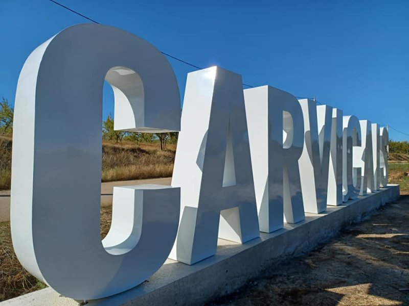 Letras em inox escovado com iluminação indireta em led bramnco. montagem em parede.
