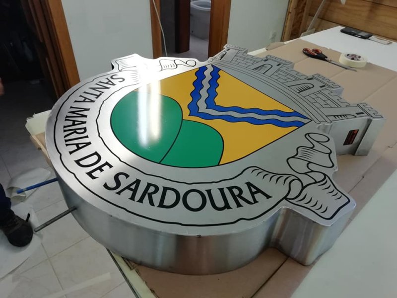 Letras monobloc em aço inox escovado ou polido com iluminação led. Letras led.